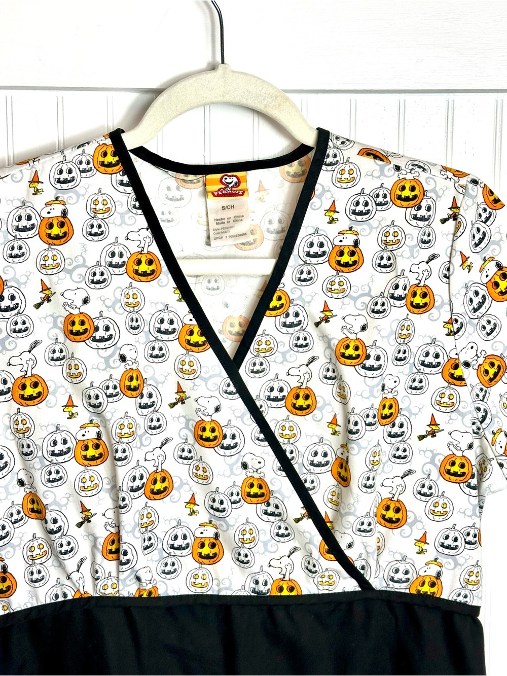 Peanuts Halloween Pumpkin Print Scrub Top - White & Black & Orange